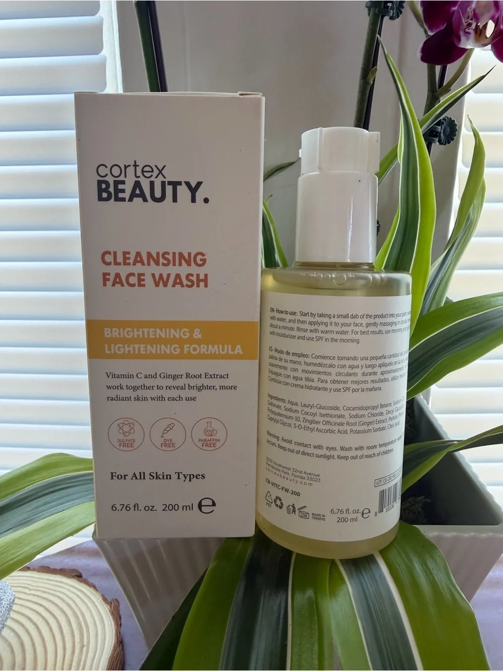 Brightening & Lightening Cleansing Face Wash - White/Yellow